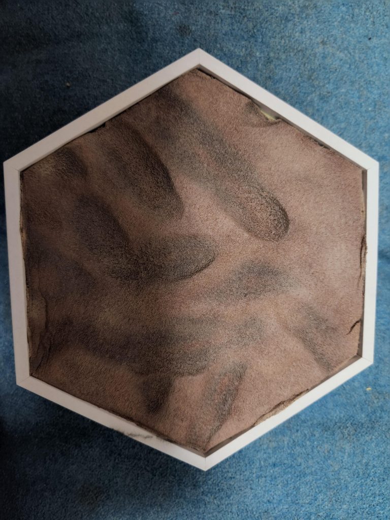 足場の表現。こちらも100均に売っている薄い発泡スチロールの板を軽く炙って表面の表現を行いました。下地にアクリルガッシュの黒、その上からタミヤカラーの茶色を白と混ぜつつ色味を変えながら地面の色味を。