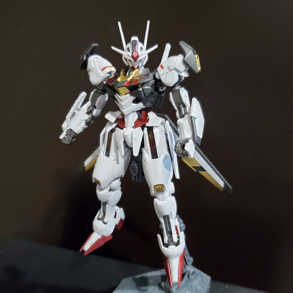 ホルダーカラーの白黒金に、スレッタの髪色の組み合わせです。胸部を白にして他で黒を差した方がもっとホルダーっぽくなったかもとか思うところもありますが、締まった配色でカッコいいので大満足です！GXグラファイトブラックめちゃ渋くて一気にお気に入りになりました！