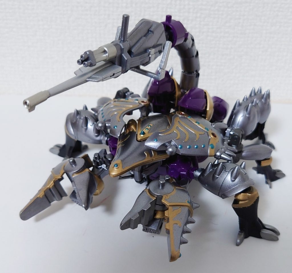 変形して、サソリ形態になった姿オリジナル武器として、両腕に装備のシザーハンズと尻尾のテールキャノンが主な武装です。