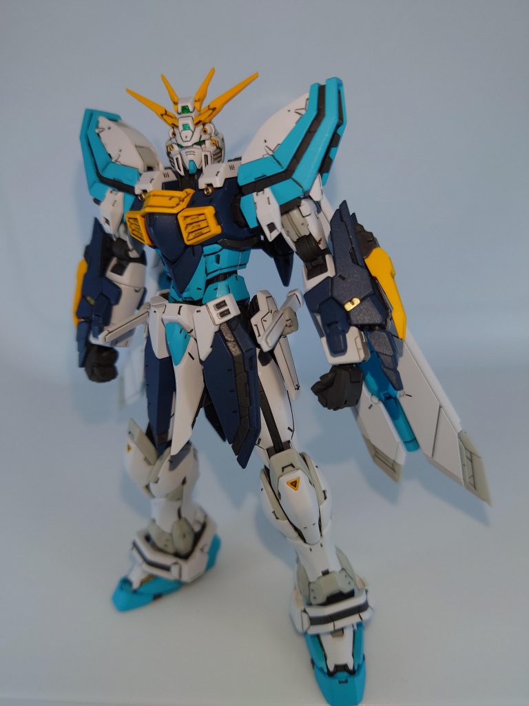 トリコロールカラーから爽やかに仕上げたいと思ってターコイズブルーとネイビーブルーで彩り、アンテナ各所はより濃い目のイエローにしてみました😊