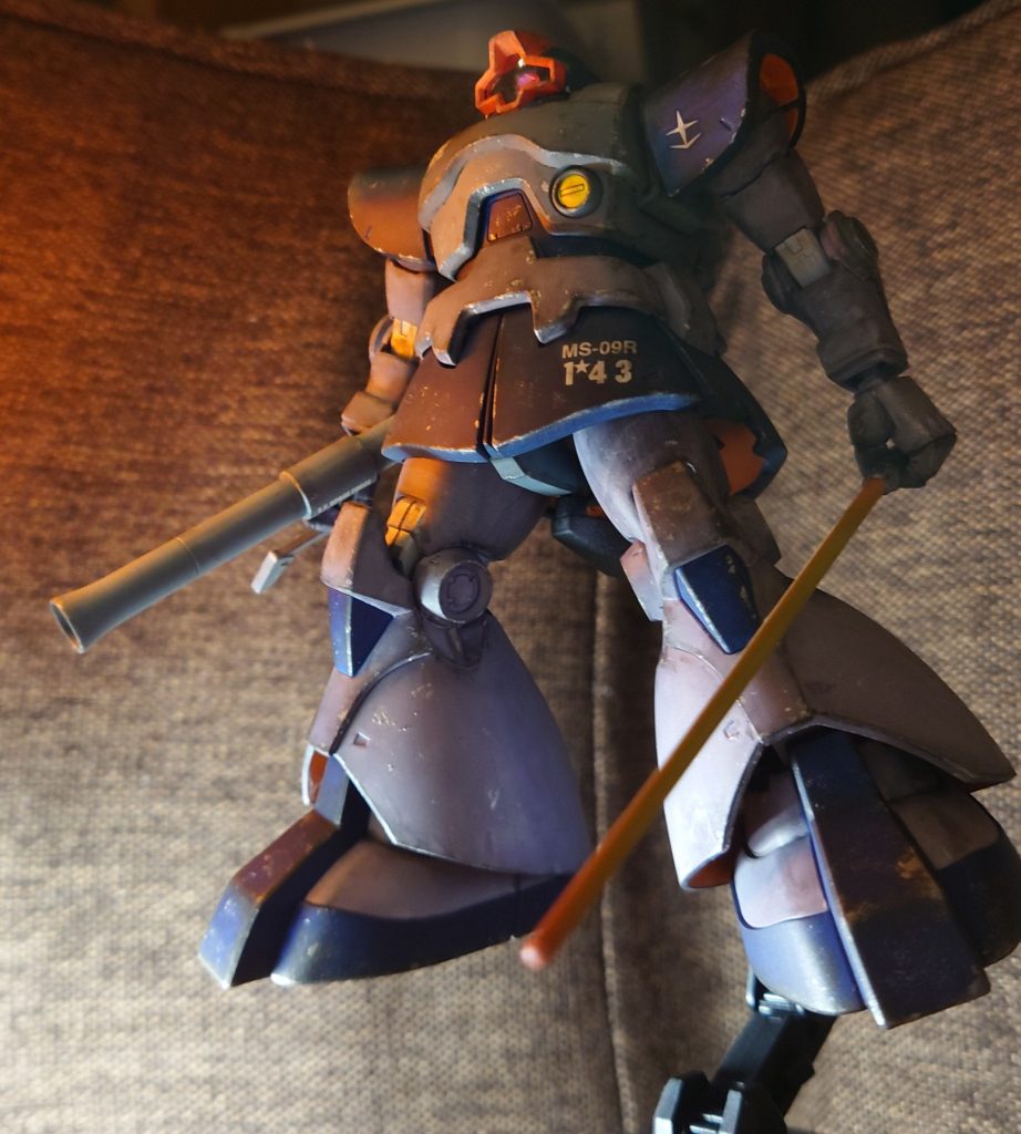 学生時代にガンダムカードビルダー0079(0079→0083→0083両軍激突編)に出会い、当初はガンダムというレア機体は早々出ませんでした。持っていたカードでもっとも強かったのがドムでした。連邦軍でプレイしていたので、ドムは使えなかったのですが、カスタムカードに敵軍の機体や武器が使える「鹵獲計画」というものがあり、それでこのカラーリングのドムに出会えることができました。思い出のドムを17年ぶりに形に…。