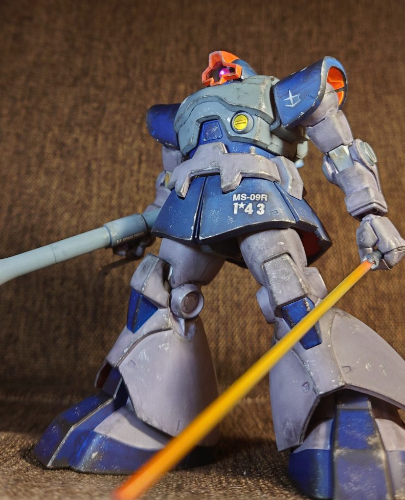 リック・ドムをマットホワイトで真っ白に塗りつくしたあとに、リアルタッチマーカーで全パーツ塗ってます。カラーリングはオレンジ、グレー、ブルーのマーカーを使いました。