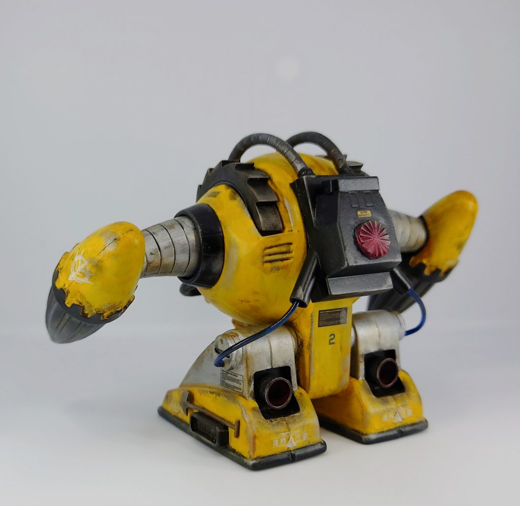 キットのままで組むと股関節が長すぎる気がしたので関節軸を切り取り、足を接着しました。アッグは短足の方が可愛くて好きです♫ 頭と背中の赤いパーツはキャンディ塗装でパトランプっぽく。大きな土木重機にはパトランプが付いている気がしまして(個人のイメージです)  錆、煤、塗装剥げなど「使い込まれた土木重機」を目指してウェザリングしました。汚し過ぎたかな…とも思いますがウェザリングが楽しかったんですよ…(笑)