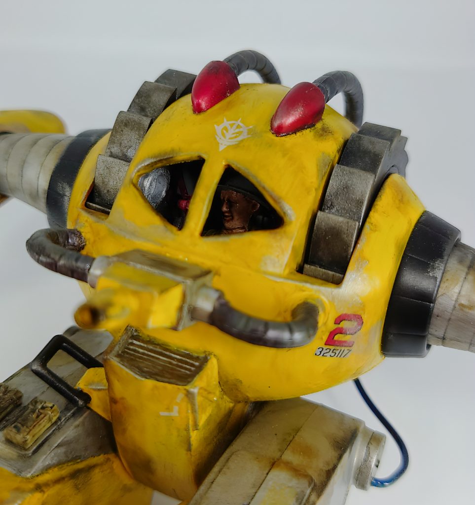 タミヤの1/35イギリス陸軍歩兵を運転手に入れ込んでるのでこのアッグも1/35スケールの設定です。  内部を運転席っぽく工作してみたんですけど