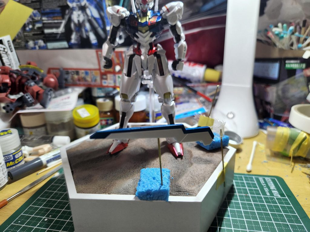 真鍮を使用し1個目を仮置きした状態を。1つ目をどう設置するか悩みに悩みましたが、設置してしまえば次の位置は自然と決まるかなと思いエフェクトパーツの塗装、接着を11回繰り返しました。