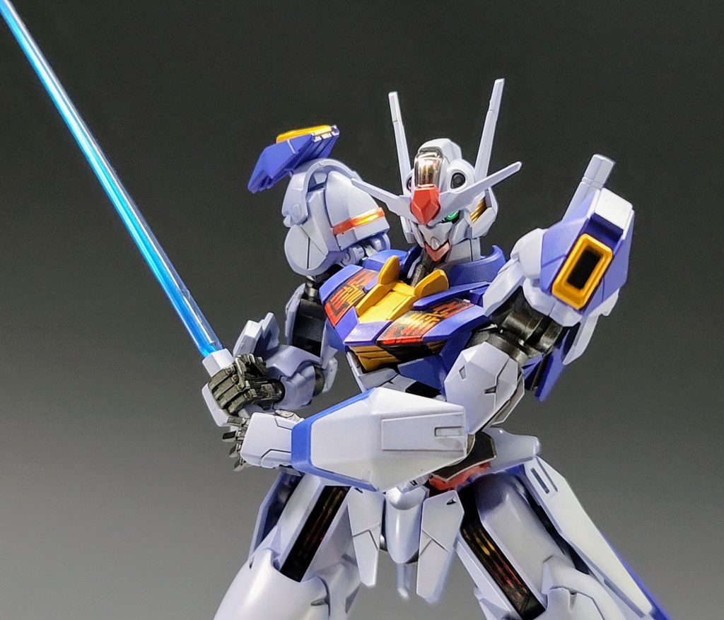 グエルのトサカを斬る前のポーズ瞳と肩のラインにクリアレジンを入れて表情付けをしています。人間くさい動きをするエアリアルなので眼力は強く。平手は30MMのものを加工しています。