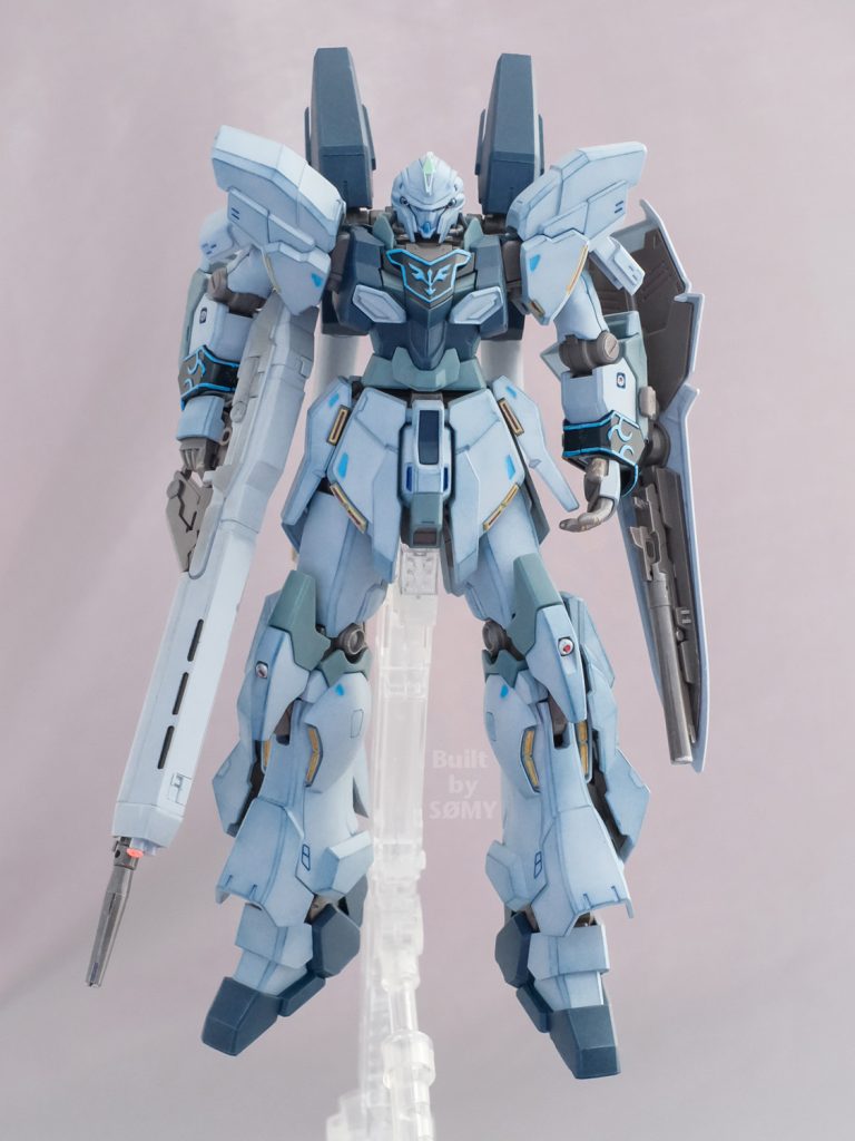 赤いシナンジュとは大きく異なる鋭角的・多面的なデザインが魅力的に感じましたので、直線部分をタミヤさんのウェザリングマスター(WW2 米海軍機用)で強調してみました。腰のフロント・アーマーは凸部分の平面にも擦り付けて若干色味を変えたことで、凹凸感がハッキリ出るように意識してみました。