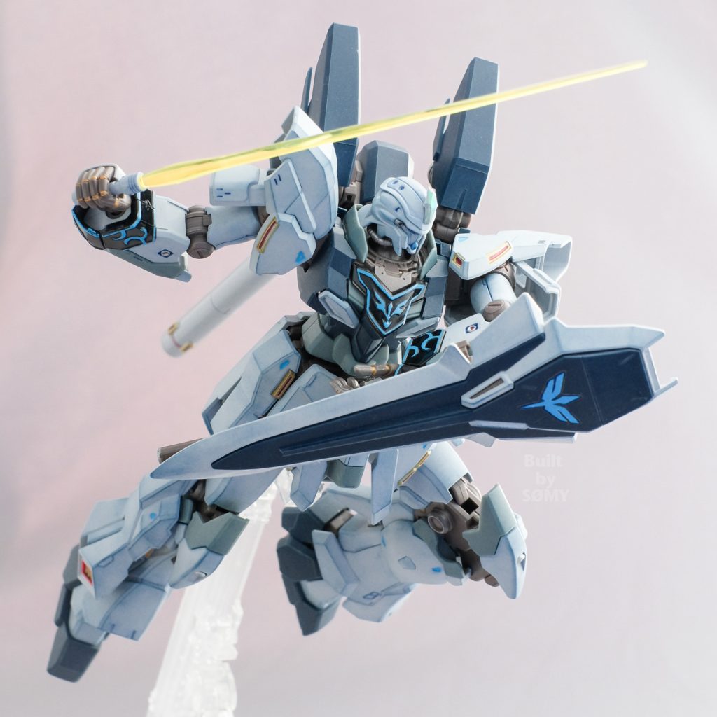 「袖付き」意匠の水色は水性マーカー「ポスカ」の極細で。その他の部分塗装も全てマーカー。不器用なアタシには筆よりも塗りやすいのですよねぇ。またチラリと見え隠れする関節部分はタミヤさんのウェザリングマスターのガンメタルやシルバーを擦り付けています。