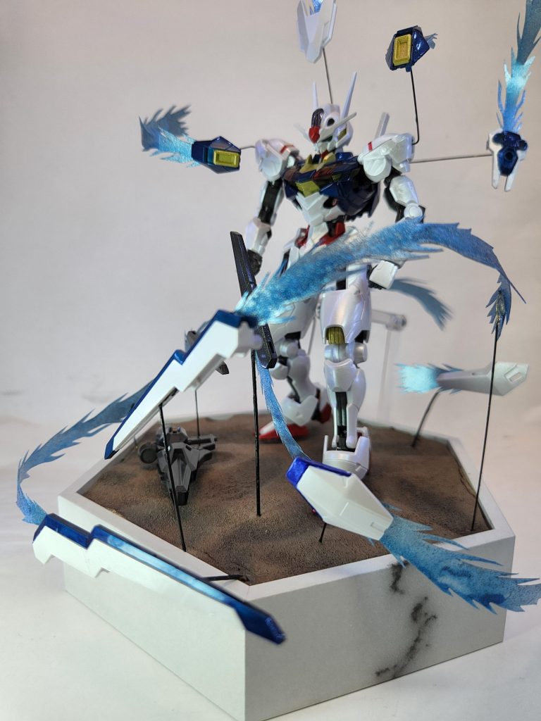 各ビットステイヴが展開し周囲を飛んでるシーンを表現してみました。透明のプラ板にシャインシルバーを下地に、クリアブルーを薄く希釈した物にセリアで販売しているユニコーンネイルパウダーを混ぜた物を塗装しました。1つ1つ、長さや曲げ具合を変えて左右非対称になるようにしてみました。