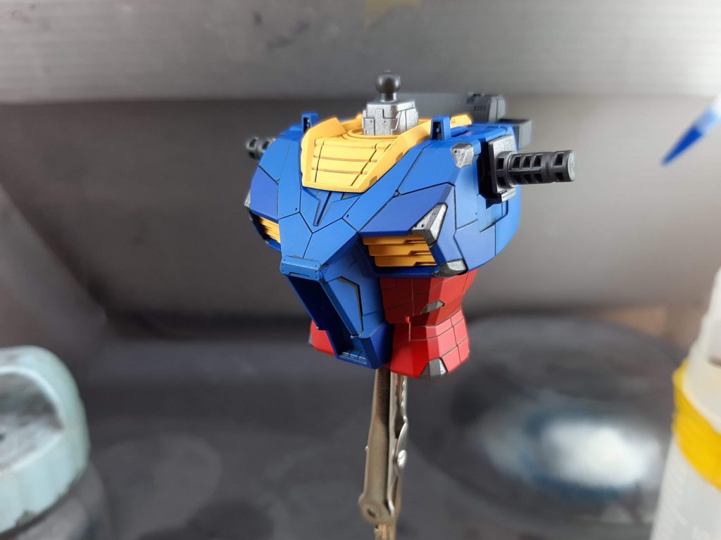 カラーリングは、箱絵よりもアニメっぽくなるように、鮮やか気味に調色しました。胴体の青部分は、実物の「胸の先が薄い色」が私的に気に入らなかったので、胸の先が濃くなる配色にしました。他は箱絵を参考に塗り分けしてあります。