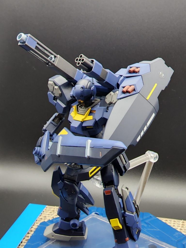 本機はシールドを持っている為、本来のツヴァイ・ハンダーと違いビームライフルと近接武器の変形が可能。