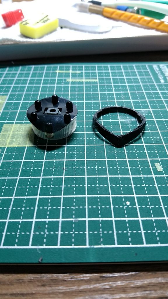 こちらは、モノアイ部の改造です。もともとあったバイザーのような基部はぐるりと切断し切り離しました。かわりに☆☆エナメル塗料の容器蓋をくりぬいて接着しました。モノアイはHIQパーツのものを使用してます。