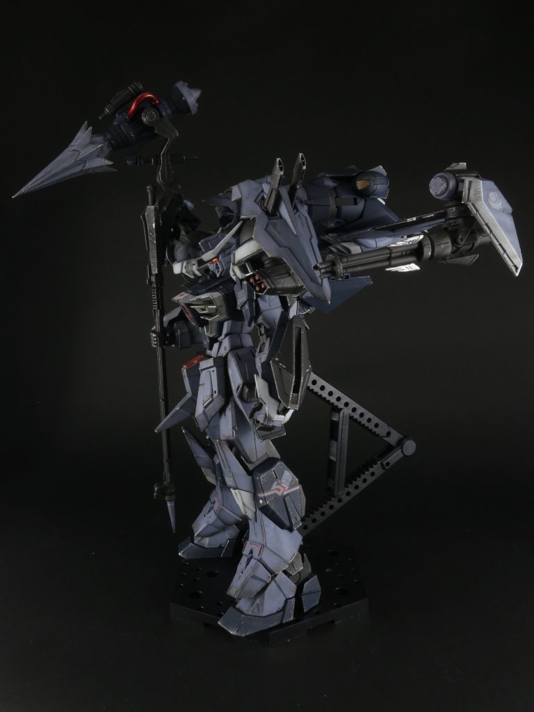 結構気に入っているのが、武器に塗ったメタリックレッド。ガンダムマーカーEXのロイヤルメタレッドを使用しました。かなりきれいに発色してくれました。