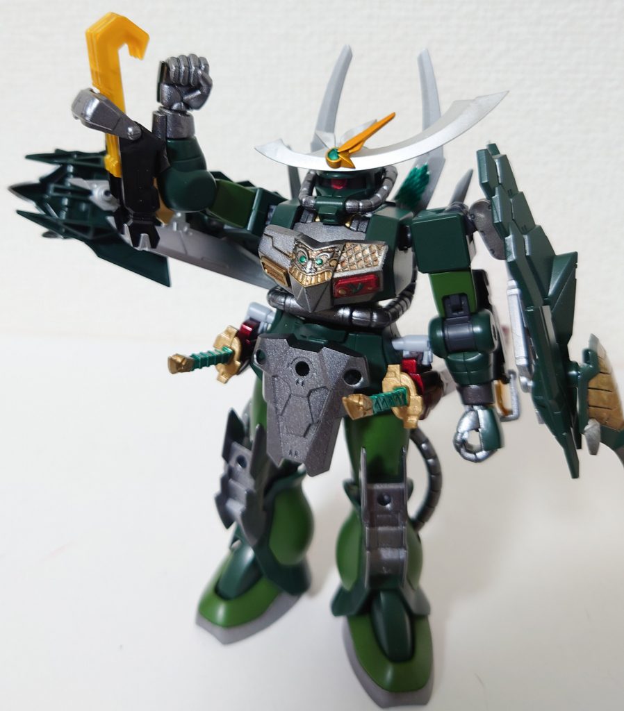 両腕に鉤爪手甲を付けています。