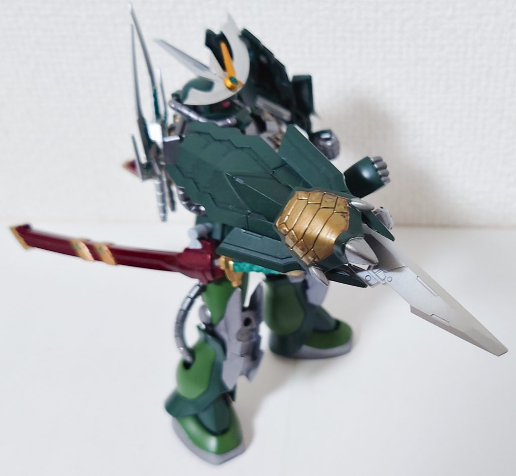 肩アーマーには隠し武器を内蔵しており、肩アーマーでも攻撃できます。