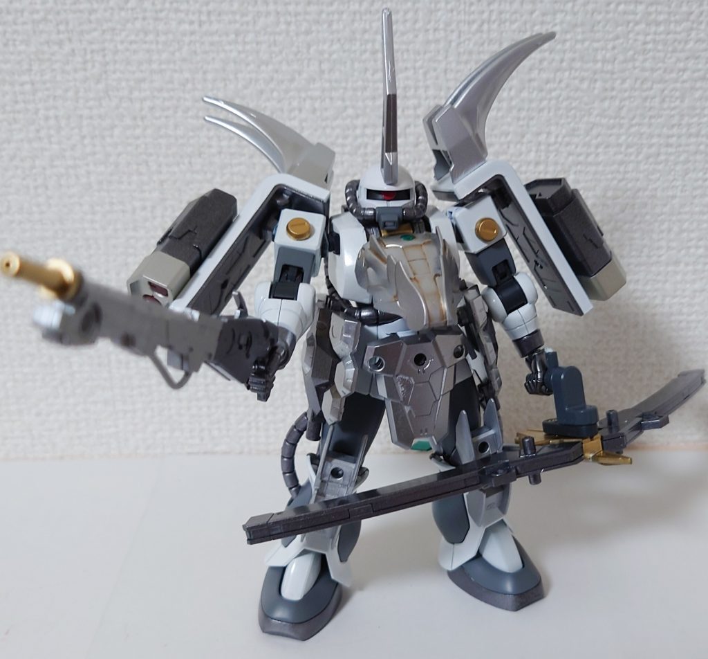 前面肩アーマーのシールド、白狼の特徴である爪のパーツを付けてみましま。