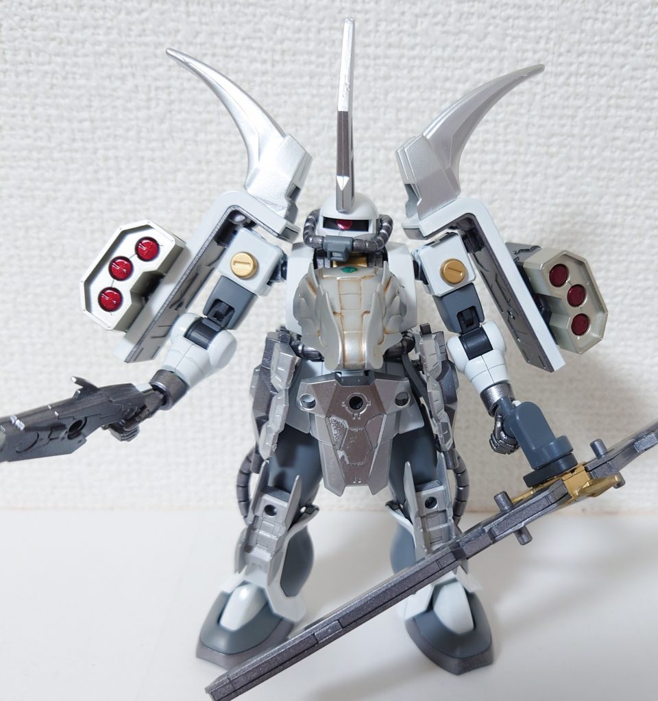 シールドにミサイルポッドを付けています。