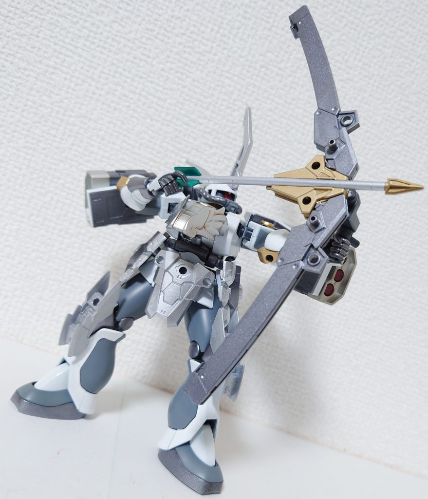 弓を構えた状態。矢を持つ指がさまになってます。