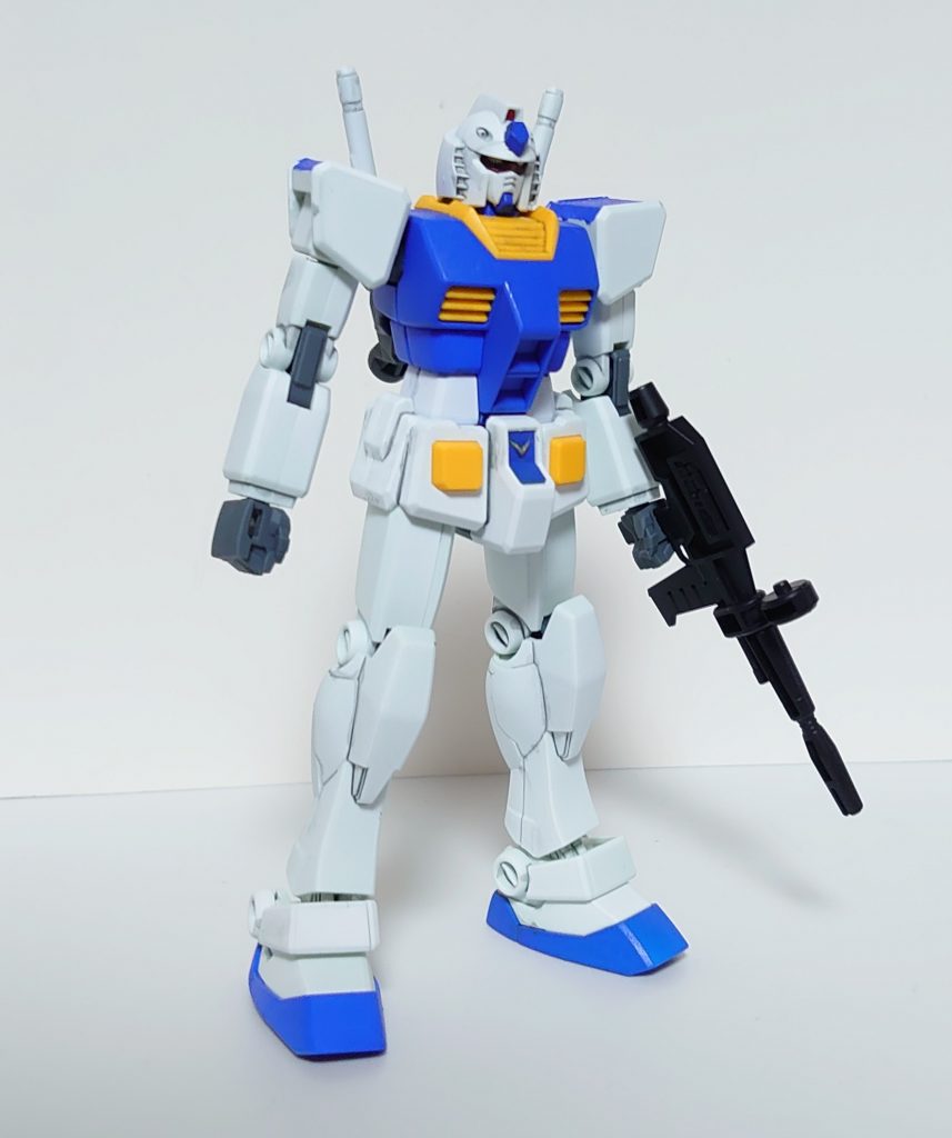 塗料の具合を見たかったのと練習を兼ねて、組立体験会Ver.を塗装しました。体験会ver.なので、デモンストレーションです。アンテナは後述の理由でありませんが、他は完全に無加工です。ライフルの肉抜き穴も、特殊な手首も加工していません。また、ビームサーベルは抜けない構造になっています。本キットは昨今のガンダムよりアンテナはガッチリ組まれる感じになっているため、一度パチ組みした本機の分解に難儀した結果、へし折れてしまいました…途中経過は今回は無しです。実質パチ組みですね。