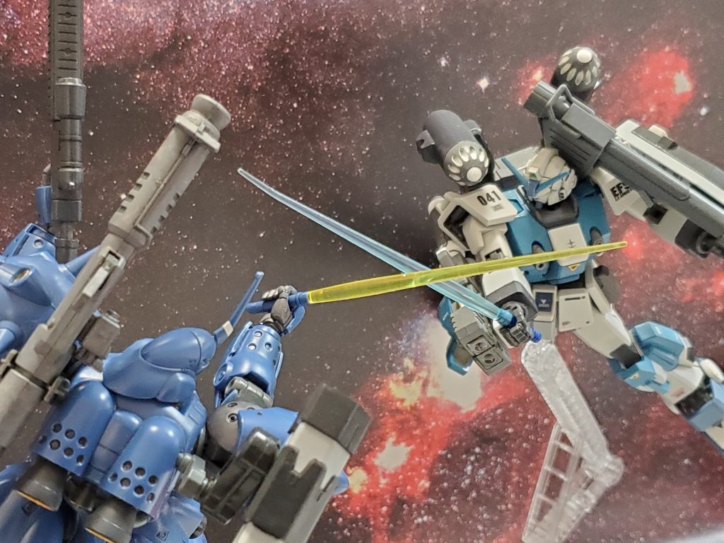 射撃では捉えきれないと判断した両エースは、互いに接近戦を挑む⚔️✨