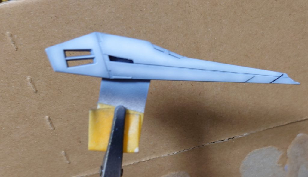 羽の青は、白でグラデーション塗装後、ウルトラマリンブルーを薄く吹いてます。つや消しトップコートを前提にしていたので、光沢よりも発色をメインに。