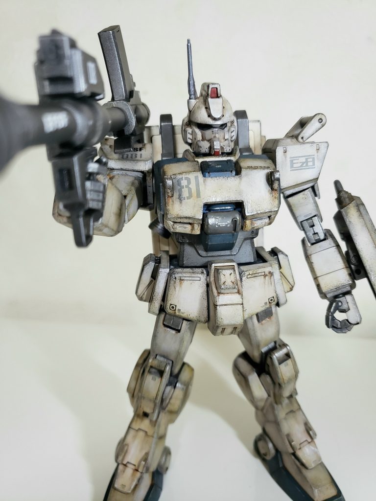 この頃のMGは可動指が多いけど保持力はないので肩に乗せないと無理ですね。手首も短くて直ぐに抜けちゃいます^^;