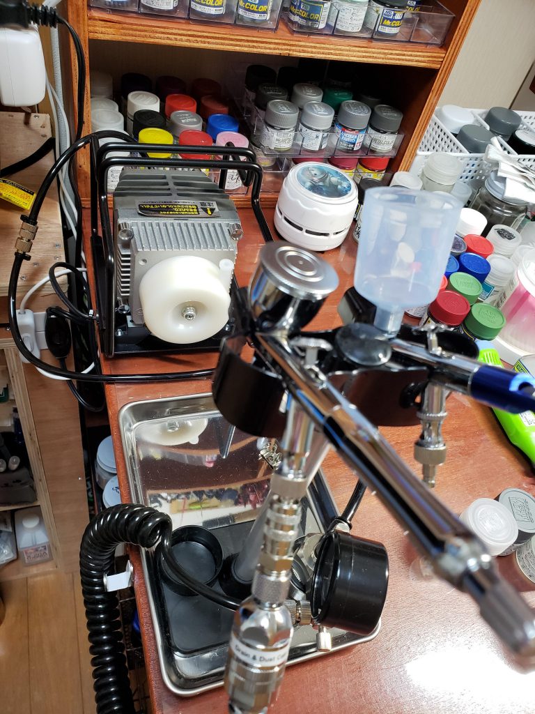 新調したリニアコンプレッサーL5です。選んだ理由は音の静かさと稼働時間制限なしの2点です。プラチナセットなのでハンドピースにもエア調整機構がついてるのですが、手の届くところにレギュレーターを設置してるのでレギュレーターでした方が調整しやすいですね。むしろ突起があるぶん掃除がしにくいってデメリットのほうが^^;充電式エアブラシ付属の0.4ハンドピースでサフ吹きとクリアー吹きをしましたが、問題なく使えたので0.5のハンドピースを買い足すまではサフ&メタリック用として使おうと思います。音も静かでエア圧が安定しているので稼働時間を気にせず塗装できるようになったので作業も捗ります^^充電式エアブラシでもグラデーションや細吹きもなんとか出来ましたが、希釈がシビアで失敗もしやすかったのです(T^T)気候も涼しくなってきたので、夏の間に仮組みしてある機体をどんどん塗装して仕上げていきたいですね✌️