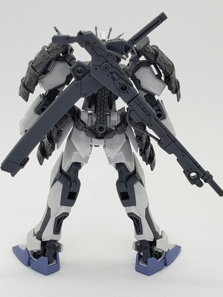 背面実体刀と実弾銃を装備