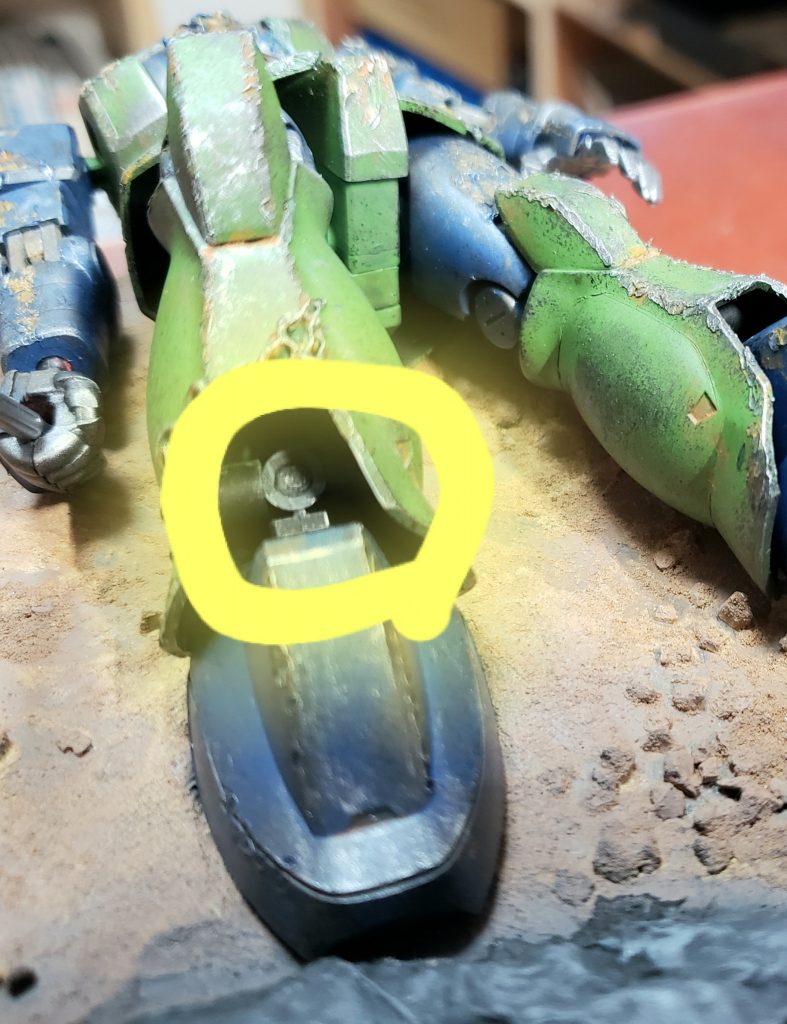 股下の3ミリ穴が見えちゃうので塞いでます。そして足首を曲げすぎると隙間からポリキャップが丸見えでかっこ悪い…