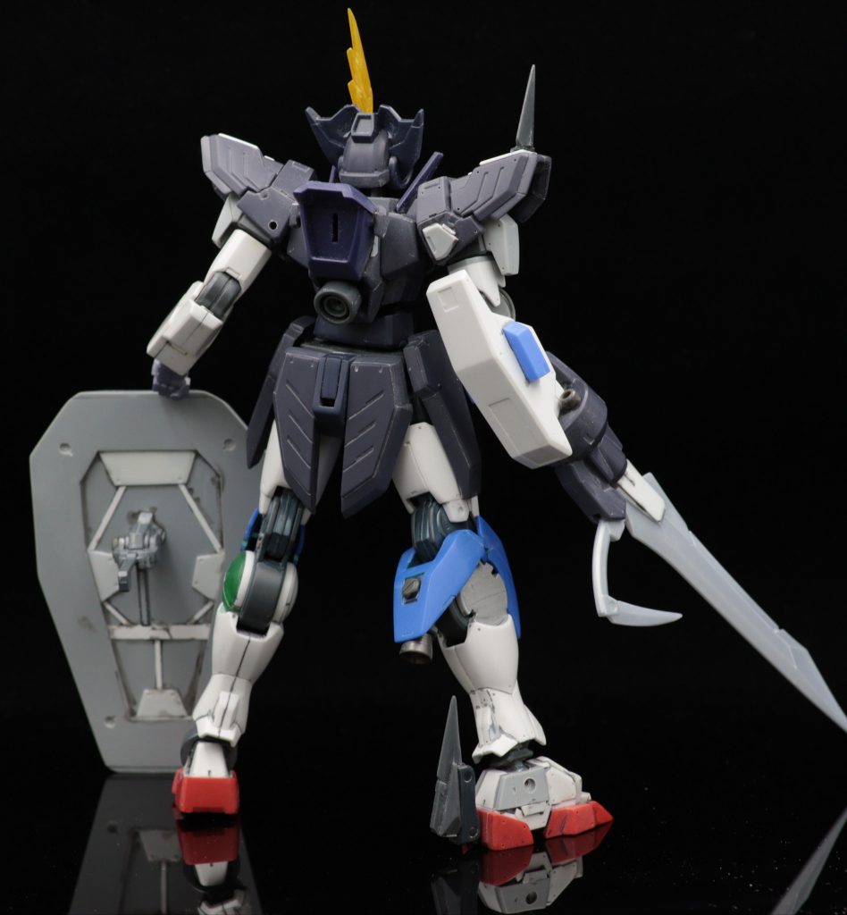 塗装前です。シールドの裏の肉抜き穴は悩んだ箇所でした...右腕・右脚は試作パーツ感を出したかったので、塗装とディテールはそれっぽくなるよう拘りました。左右でディテールが違うのがお気に入りです！最後まで閲覧いただきありがとうございました!!