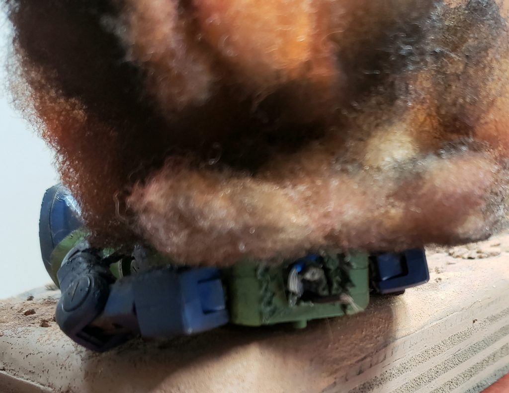 首周りもダメージ加工して配線っぽいものを付けてみました。