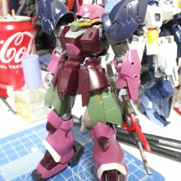 念願のイフリート系のガンプラを手に入れたので早速(？)ミキシング中！ギラズールのパーツで近代化改修を施したイフリートというコンセプトのもと、鉄血系のパーツを使っても違和感なくジオニック系に見える様にして行けたらなぁと改造中です。（2枚目）