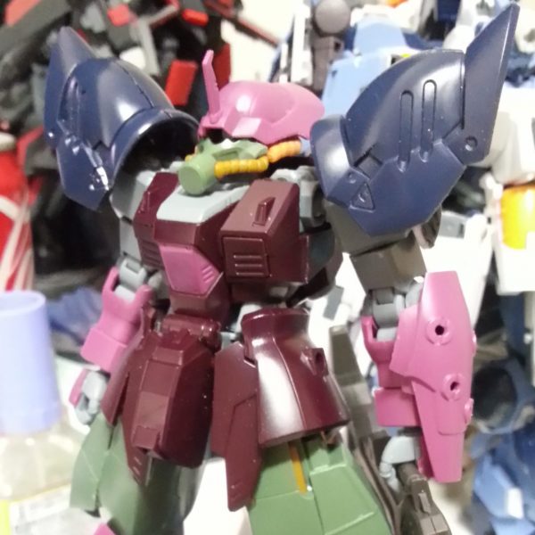 念願のイフリート系のガンプラを手に入れたので早速(？)ミキシング中！ギラズールのパーツで近代化改修を施したイフリートというコンセプトのもと、鉄血系のパーツを使っても違和感なくジオニック系に見える様にして行けたらなぁと改造中です。（1枚目）