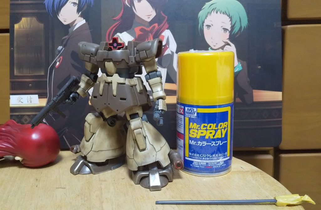 :すみ入れをして、部分塗りもして、ウェザリングを付けて加工した。ヒート剣の刃にはマスキングテープをつけてイエロー缶スプレーだ。