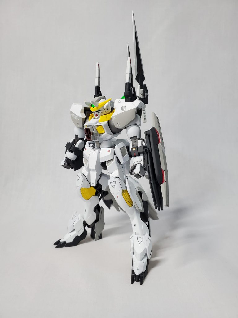 セラヴィーを肩車してるシルエットが好きになれなくて、今回の改造を始めました。高火力バカは好きなんだけど、見た目が嫌いみたいな。やり始めた頃はバルバトスルプスとのミキシングで終わらせるつもりだったけど、やってるうちに楽しくなって色々設定とか考え出して。気が付いたら半年以上経ってた。改造は初めてじゃないんですが、エアブラシ塗装とスミ入れとデカール貼りは初めてやりました。至る所に反省点があります。それもひとつの味ということで。