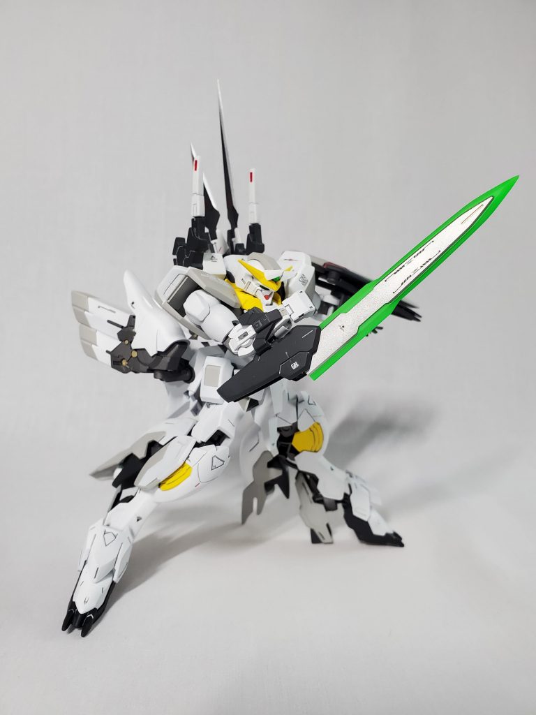 GNソード改マウント部はアストレアのプロトGNソード。刃部はエクシアリペアIIのGNソード改。前腕をアストレアのものに変更しているので、この形を採用しました。エクシアの前腕でも良かったのですが、肘部のクリアパーツは要らないかなって。脚が完全にバルバトスルプスだし。下半身との兼ね合いも考えて。