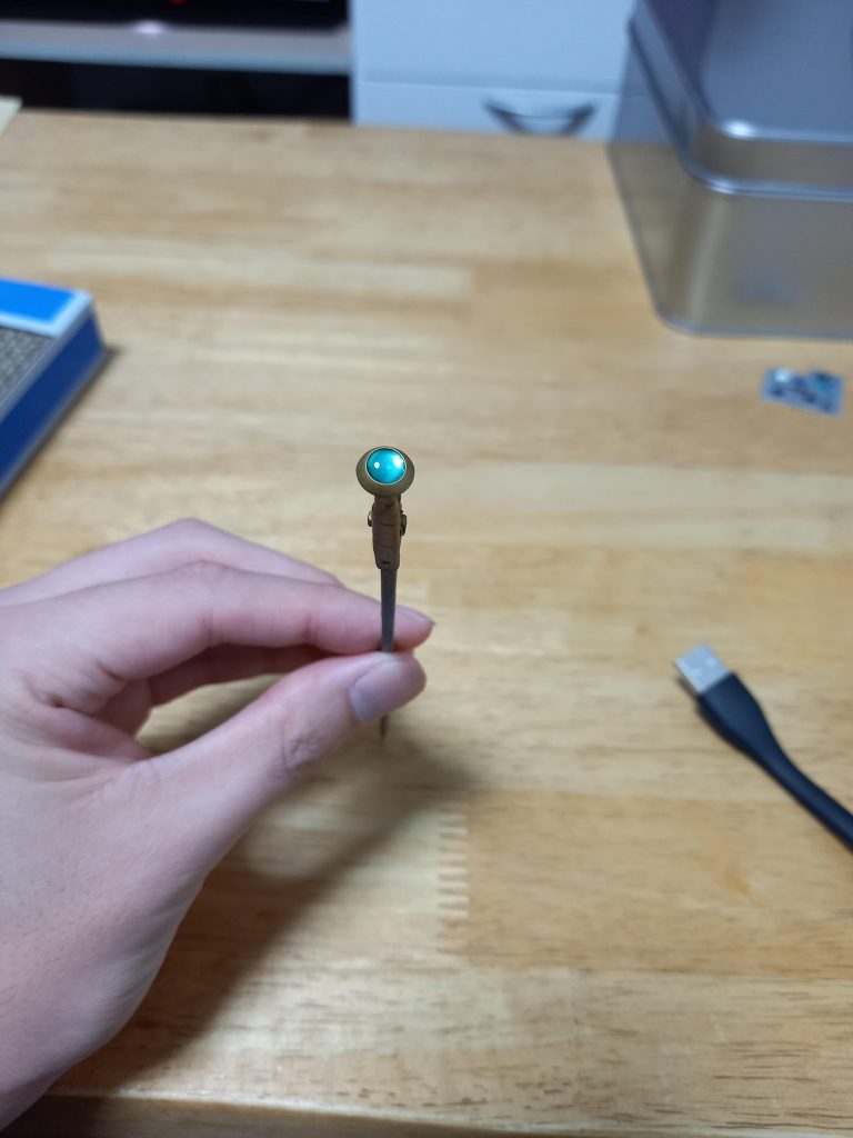 胸部のセンサーは、クリアパーツが割れてしまったので、UVレジンで盛っています。気泡は針を使って取り除きました。