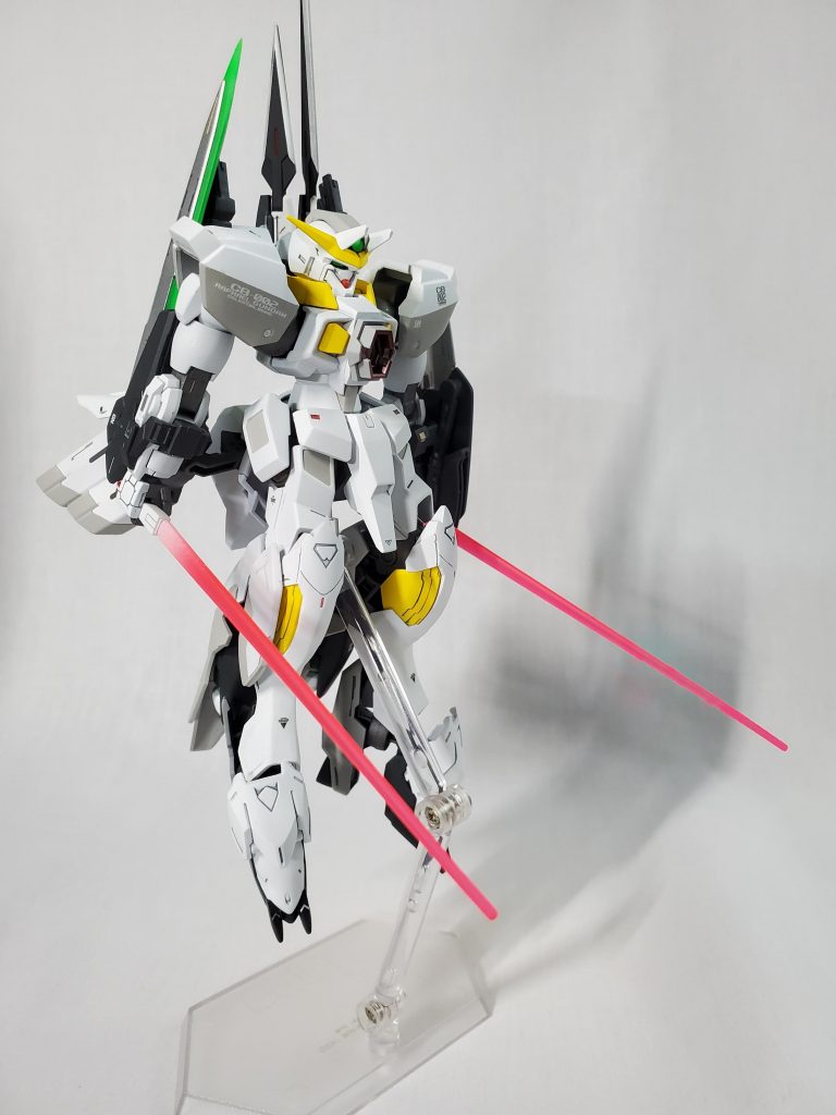 GNビームサーベル×2ガンダムお馴染みの武装。刀身全体を蛍光ピンク、刀身末端をホワイト、グリップエンドを赤く部分的に塗装しました。ホワイトはグラデーション調にしようと頑張りましたが、エアブラシの詰まりが発生しダマが飛散しました(´・ω・`)エクシアみたく、ビームダガーでも良いなって思ったけど、我が家のジャンク倉庫に無かった。