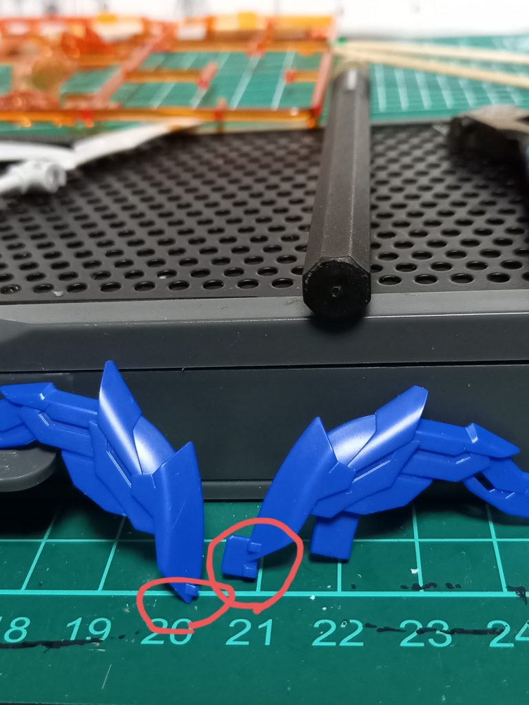 夏侯惇の鶏冠の印の部分をカットして整えガンダムマーカーのイエローゴールドで塗装しています✨