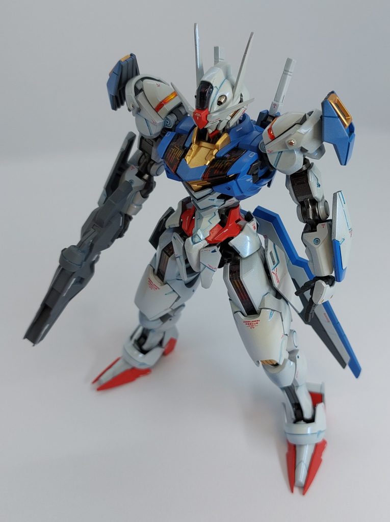 各所に金属パーツを埋め込み、精密感のアップを狙いました。スミ入れはエナメルのメタリックブルーを使用。