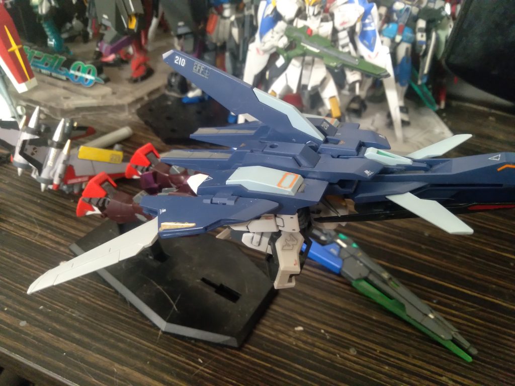 Here is what I like the most about this build. It has a transformation gimmick too. It's nothing too drastic, but it works