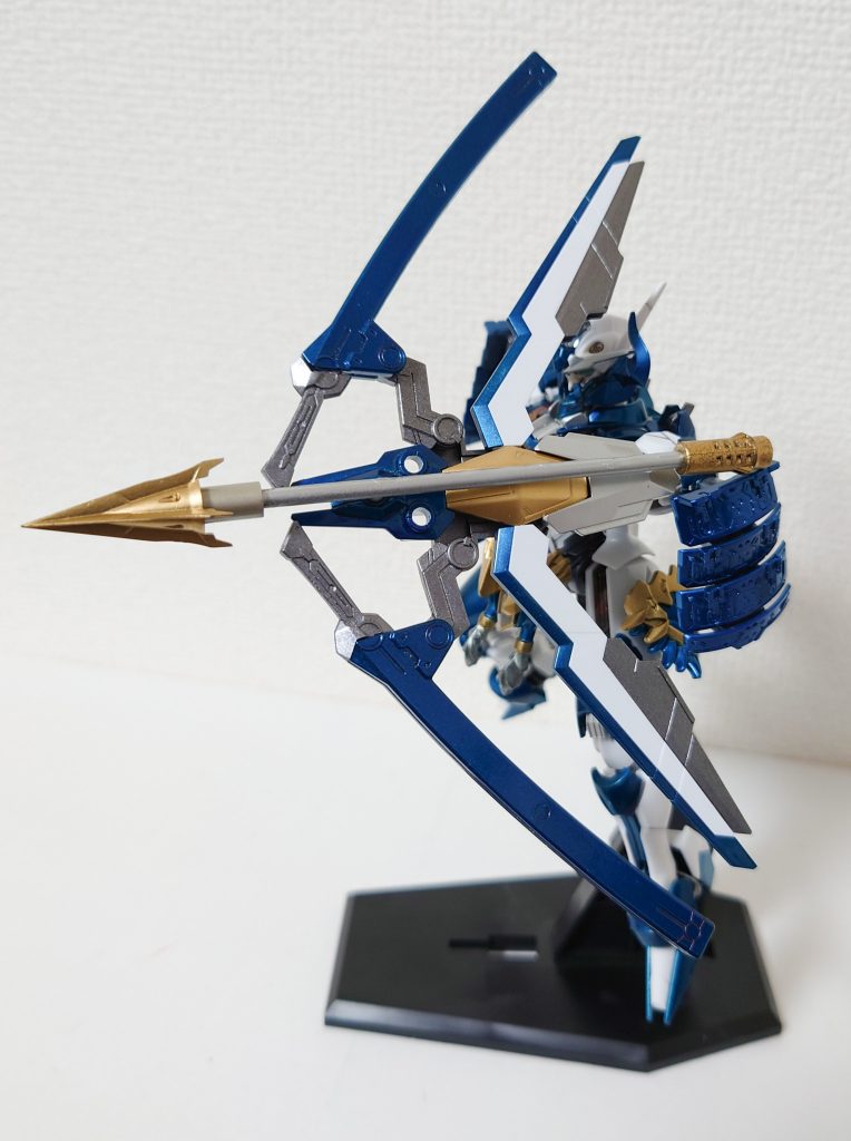 パーツを合体させたオリジナル武装のボーガンです。左腕に装備させます。