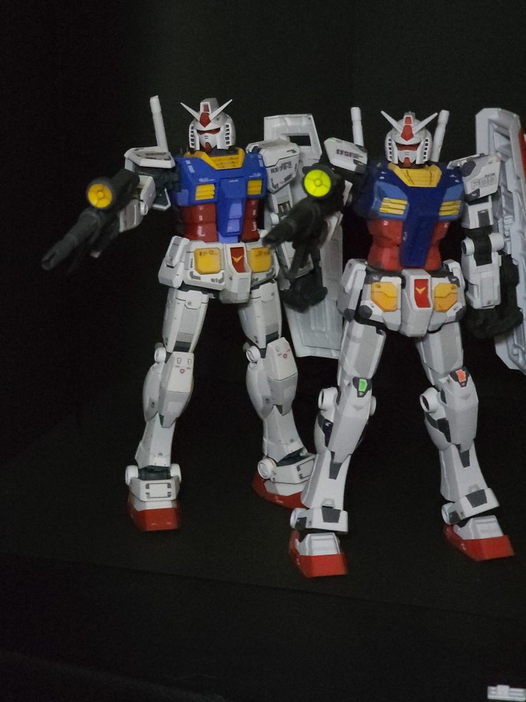 MGは経年劣化のせいか、関節がユルユルで派手なポーズがとれないのでこんな感じで2体で射撃!最後までご覧頂きありがとうございます♪結構、色が足りない箇所が多くてマスキングが大変でしたが満足してます。立像シリーズ次回はフリーダム!お楽しみに!