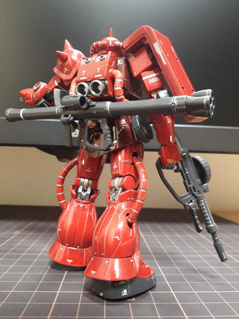 実物は画像よりももっと濃く暗い、血液くらいの赤です。フレームは黒鉄色+シルバーと一部ゴールド。武装類は濃いグレーのつや消し。バックパックのバーニアはシルバー。