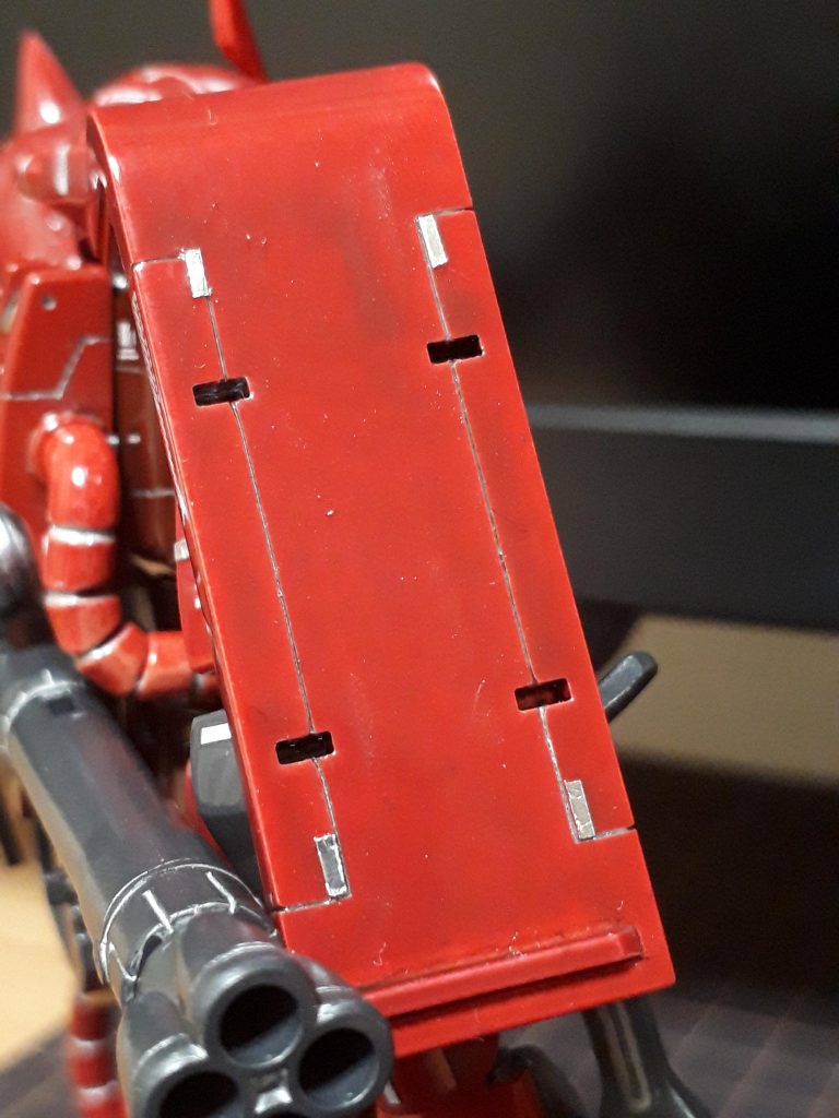 ムラがひどいですねぇー。スモークグレーを加えたクリアで少しごまかせたかな。全身に数箇所あるシルバーの部分は付属のシールを切り出して貼ってみました(微妙に位置がズレてる、、、。)