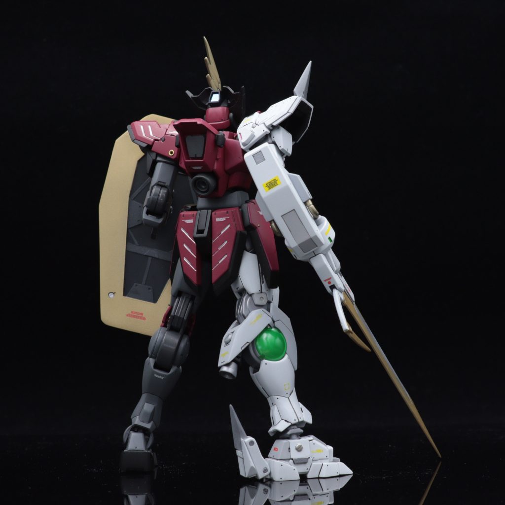 『「フォース:長靴を履いた猫」のリーダー、キャプテン・シャルルの愛機。Gサイフォスからの改造でより海賊のキャプテンらしさをイメージした。元は左側のような形を右腕・右脚もしていたが、ガンプラバトルで破損。機体の強化も兼ねて新造し、これ以上の損傷を防ぐ為に大型のシールドも追加した。』といった脳内設定で製作しました！