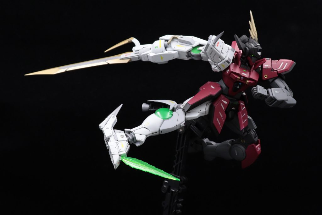 ・ヒートカッター右肩と右脚に装備されたヒート武装。溶弾力は元のGサイフォスの高出力ヒートサーベルと同等。・ビームソード右脚のつま先から発生させる。踵のヒートカッターと合わせて船の錨のような形をイメージしている。ふくらはぎのスラスターにより切断力を上げる。