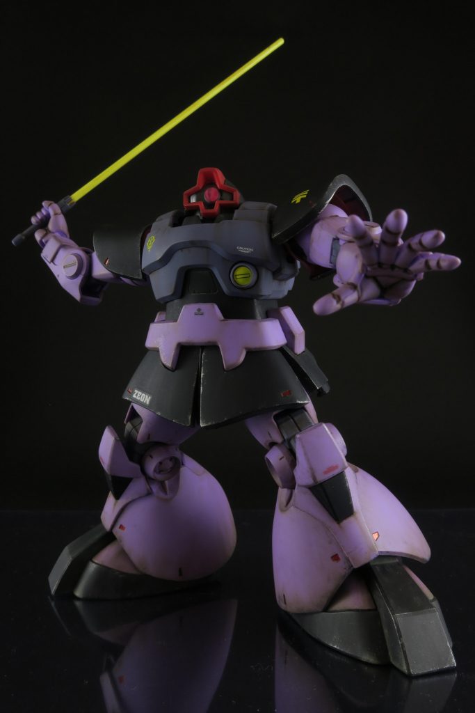 息子が3部作のポスターのポーズをさせたかったので武器はサーベルをチョイス。ドムなのにバズーカではないのがマイノリティな気がしますが、これはこれでいいですね。