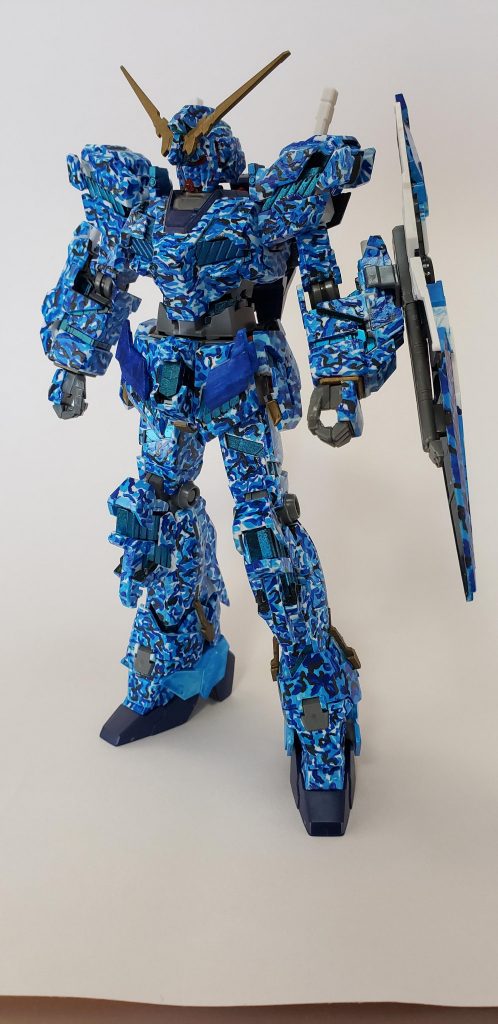 始めは迷彩塗りが楽しくて全部やったるでー！くらいのテンションでしたが、だんだん疲れてもう残りは白のまんまで良くない？？ってなりながらも、ほぼ全身迷彩で完了しました。ただ、デザインもっと考えて部分的に迷彩で塗れば良かった。