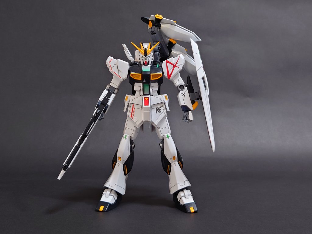 正面。肩のパーソナルマークをでっかくアピール。コクピットまわりはサイコフレームを意識してエメラルドグリーンをグラデーションで。